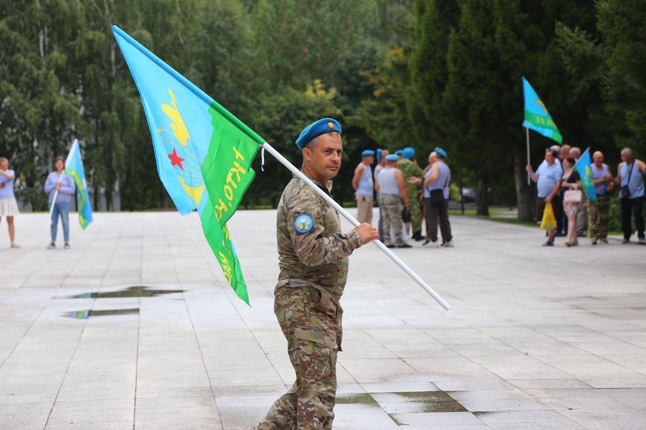 Фото Десантники в фонтанах и колонны машин. Что происходит на улицах Новосибирска в День ВДВ. ОНЛАЙН 2
